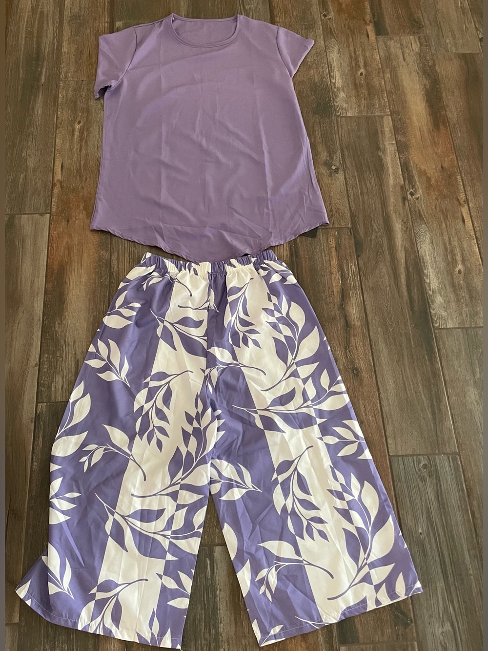 Women’s Lavender Two-Piece Pants Set - Relaxed Crop Pants & Tee